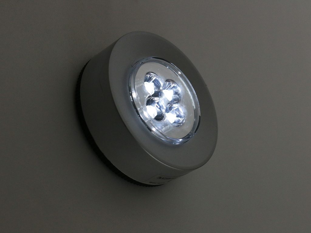 Há uma arandela LED, que reforça a iluminação para a cozinha no tom branco frio.