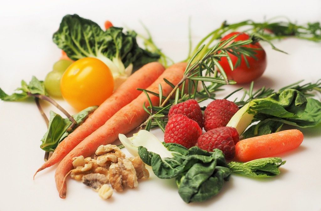Cenouras, morangos, ovos e verduras para uma alimentação saudável.