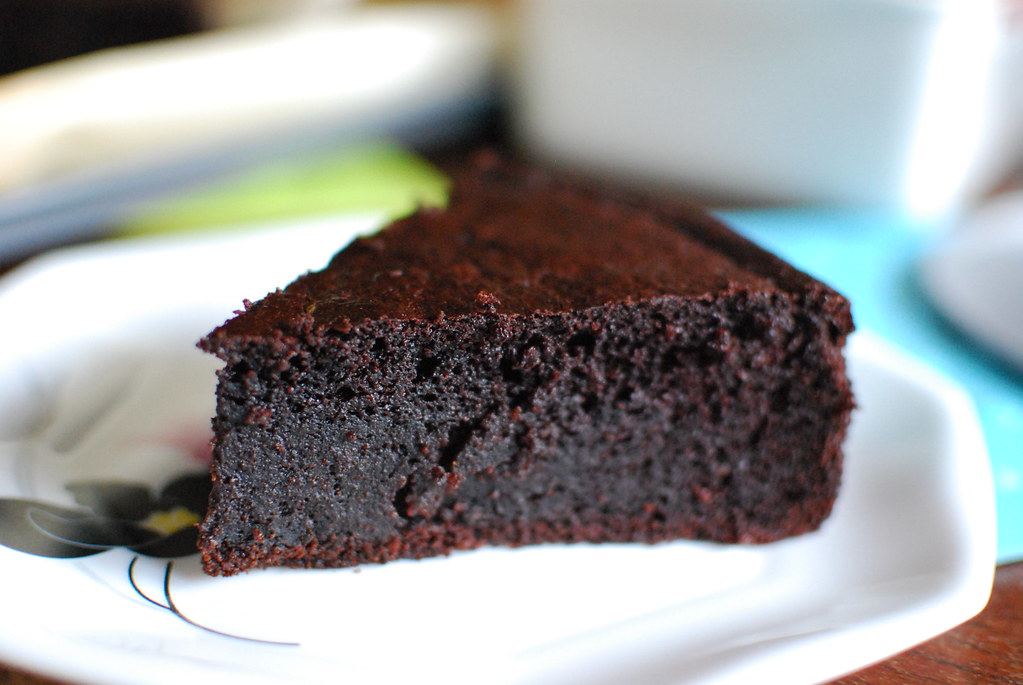 Prato com fatia de bolo de chocolate