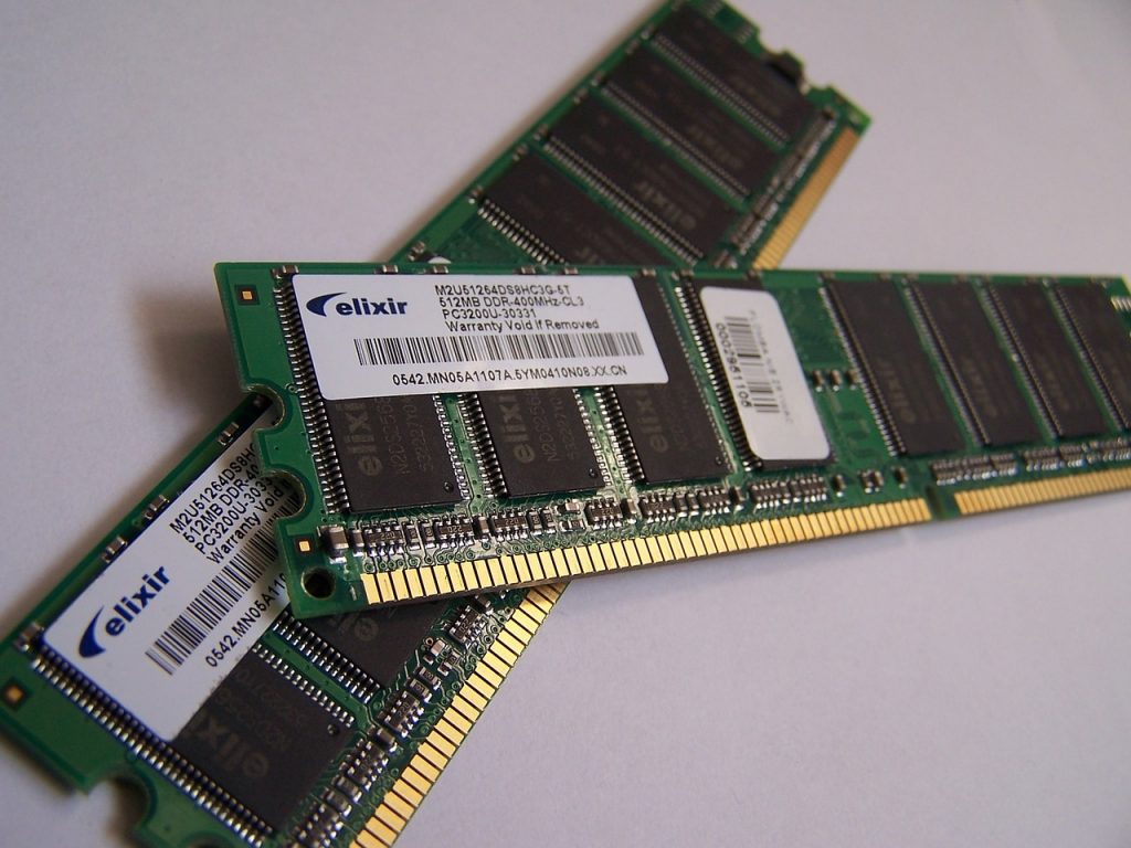 Há duas plaquinhas de Memória RAM DDR3 sobrepostas.