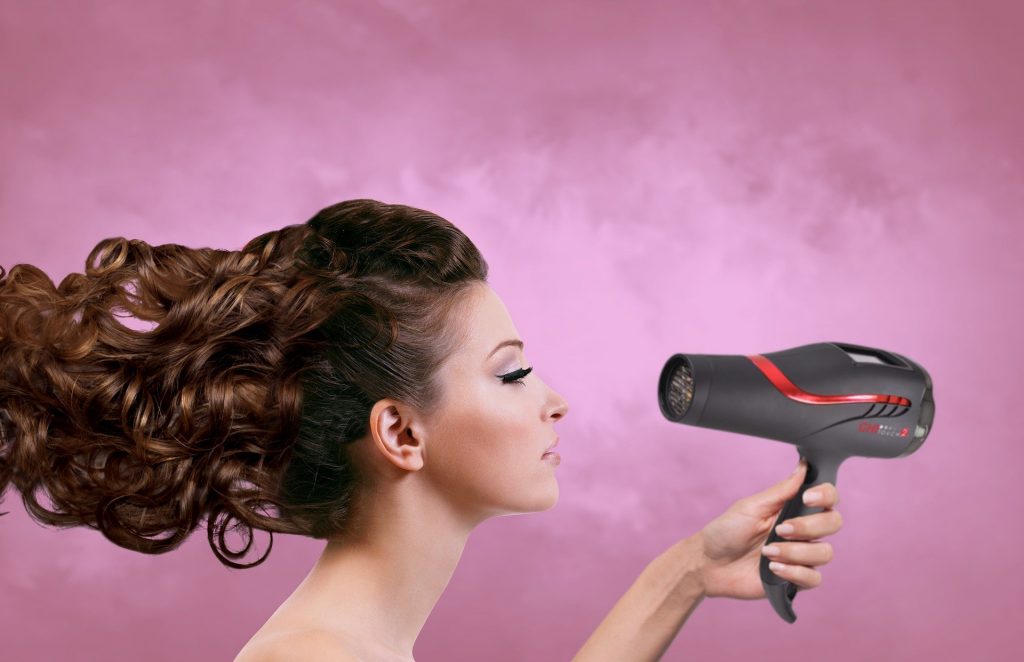 Qual a diferença entre o secador de cabelo profissional e o comum?